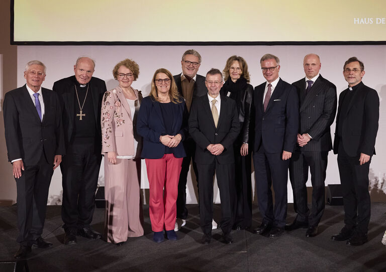 vlnr.: Reinhard Krepler, Kardinal Christoph Schönborn, Christiane Teschl-Hofmeister, Ulrike Königsberger-Ludwig, Peter Hacker, Christoph Gisinger, I.K.H. Erbprinzessin Sophie von Liechtenstein, Markus Müller, Roland König, Josef Grünwidl vlnr.: Reinhard Krepler, Kardinal Christoph Schönborn, Christiane Teschl-Hofmeister, Ulrike Königsberger-Ludwig, Peter Hacker, Christoph Gisinger, I.K.H. Erbprinzessin Sophie von Liechtenstein, Markus Müller, Roland König, Josef Grünwidl