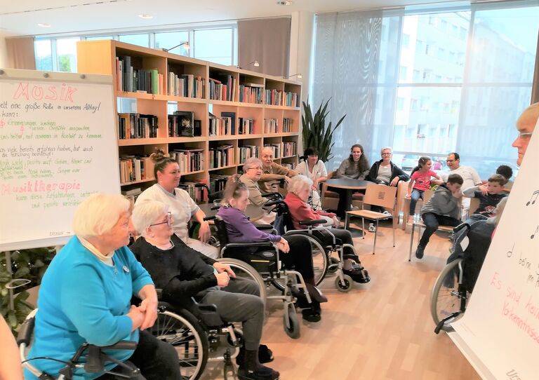 Bewohnerinnen beim Wunschkonzert in der Bibliothek.