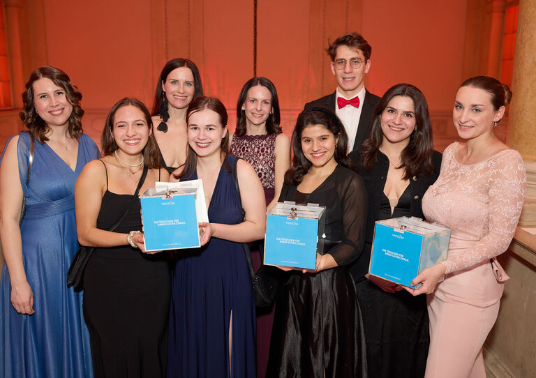 Mitarbeiter*innen aus dem Haus der Barmherzigkeit und Spendenboxen