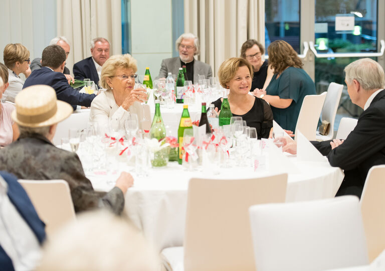 Die Gäste unterhalten sich.
