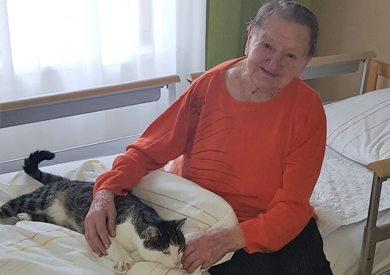 Bewohnerin mit Kater Toni