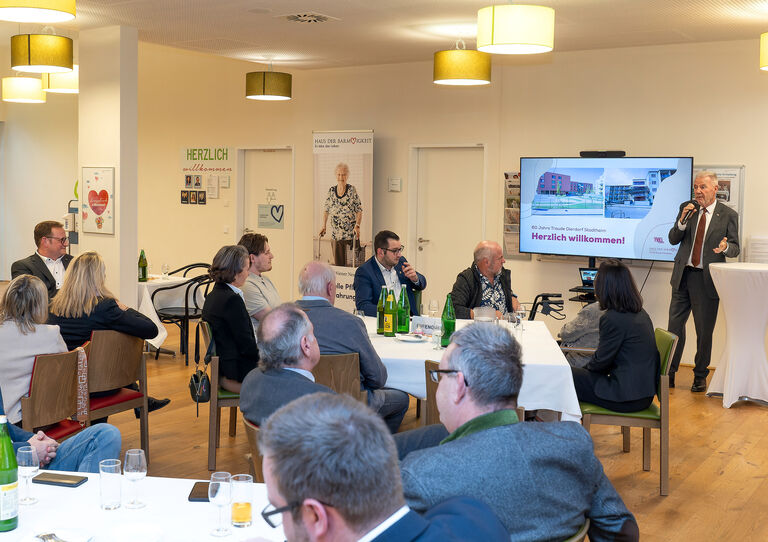 Jubiläumsfeier mit Bewohner*innen, Kolleg*innen und weiteren Ehrengästen