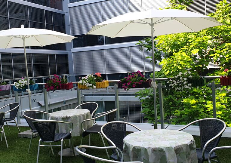 Die Terrasse mit Stühlen und Tischen