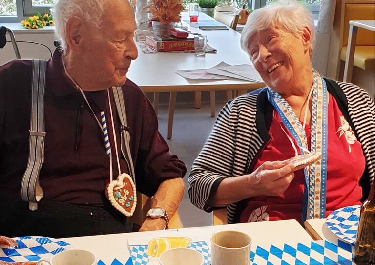 Bewohner*innen feiern Oktoberfest im HB Seeböckgasse