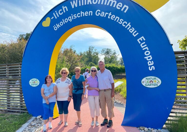 Ein Gruppenbild vor dem Eingang der Gartenschau