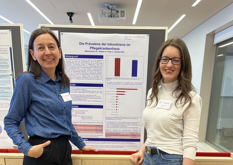 Zwei Kolleginnen präsentieren ihr Poster