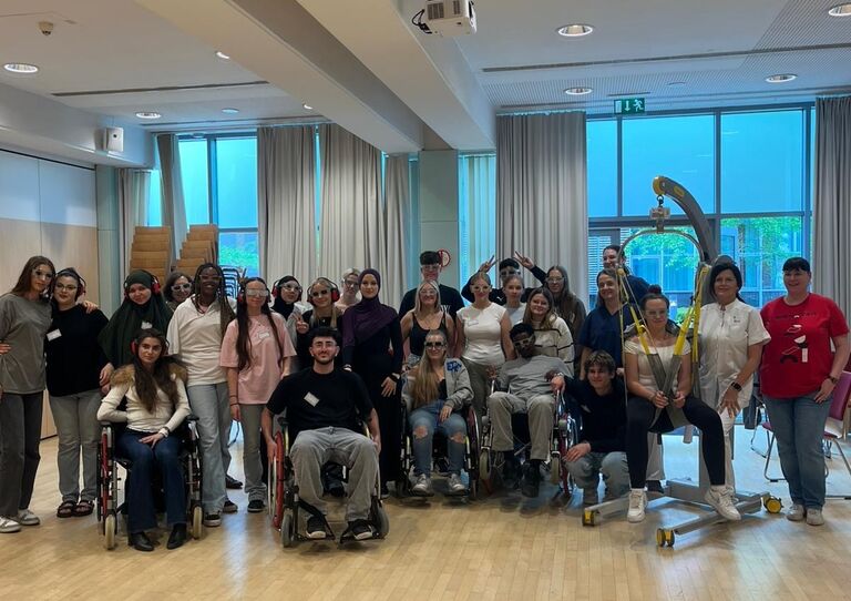 Schüler*innen bei den Wiener Ehrenamtswochen im Haus der Barmherzigkeit, organisiert von WIENXTRA