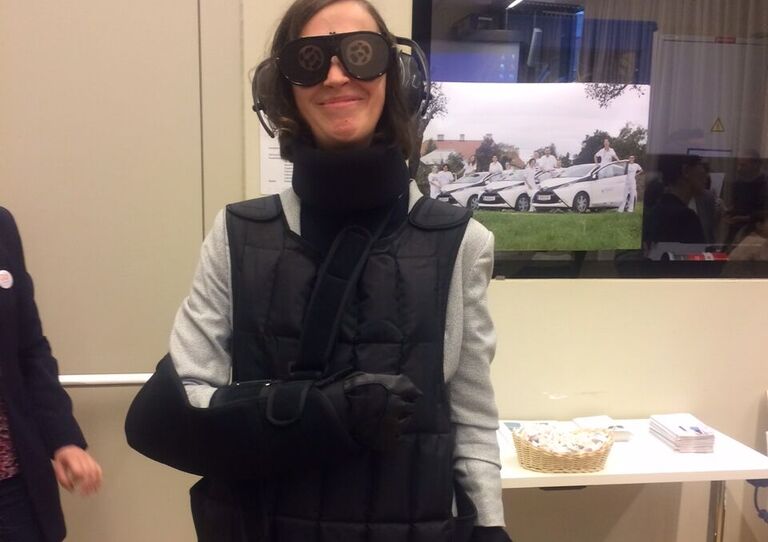 Magdalena, wie sie grad einen Anzug zu InstantAgeing ausprobiert, der in der Line Soziale Kompetenz verwendet werden kann.