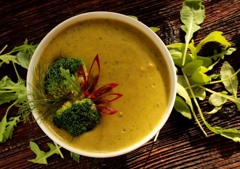 Gelbe Suppe garniert mit Brokkoli