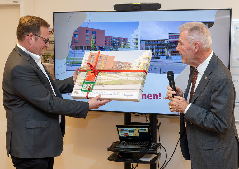 Geschenkübergabe von Bürgermeister Klaus Schneeberger an Heimleiter Lukas Pohl