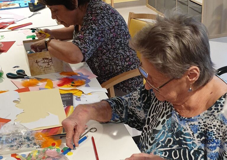 Bewohner*innen im HB Seeböckgasse basteln Faschingsdekoration.