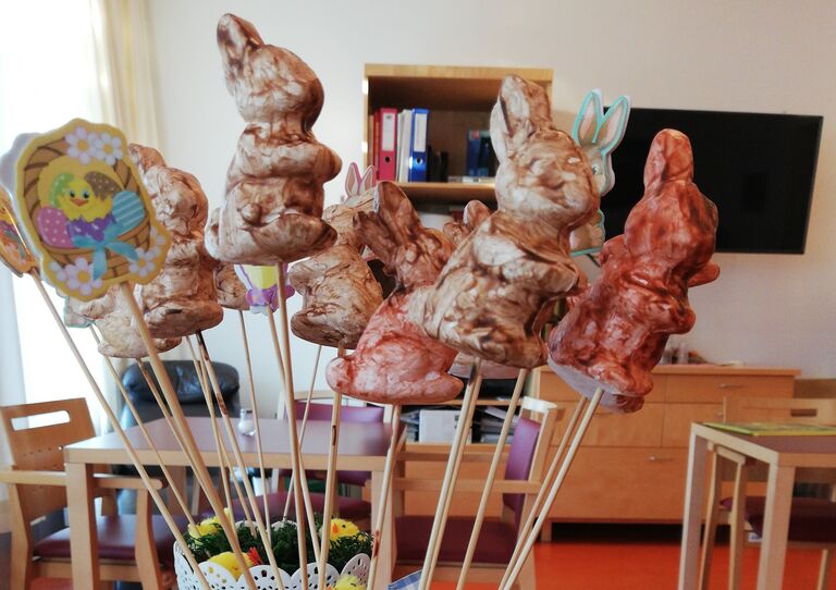 Kleine Osterhasen aus Salzteig in einem Topf.