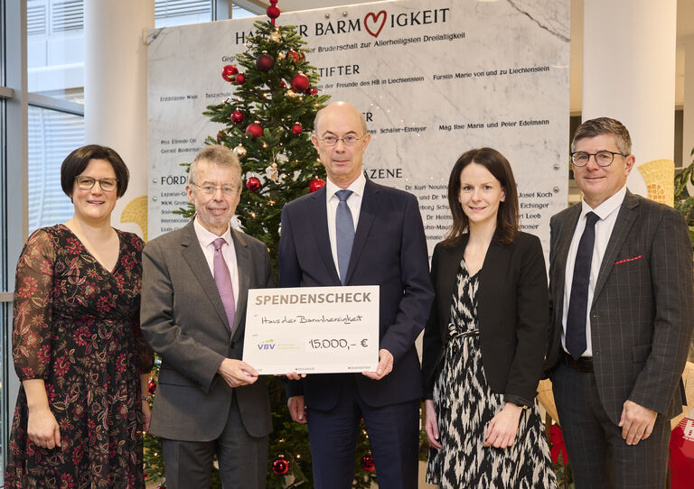 vlnr.: Magdalena Schluckhuber (Kommunikation VBV-Pensionskasse), Christoph Gisinger (Institutsdirektor HB), Günther Schiendl (CEO und Vorstandsvorsitzender VBV-Pensionskasse), Scilla Pölzl (Leit. Fundraising HB), Otto Lauer (Leit. VBV-Kundenkommunikation)