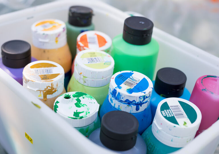 Acrylfarben in einer Box.