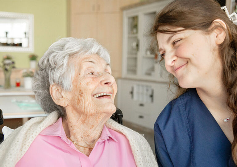 Bewohnerin des Haus der Barmherzigkeit mit ihrer Bezugspflegerin