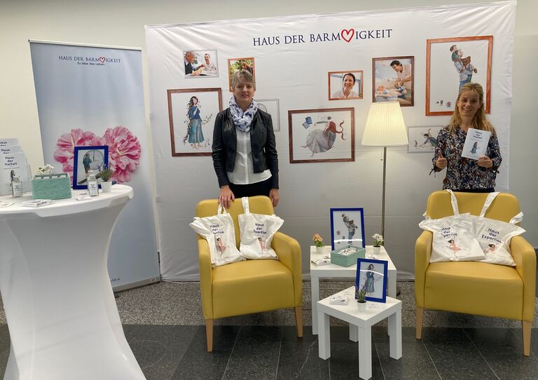 Zwei Kolleginnen aus dem HB stehen am HB Infostand.