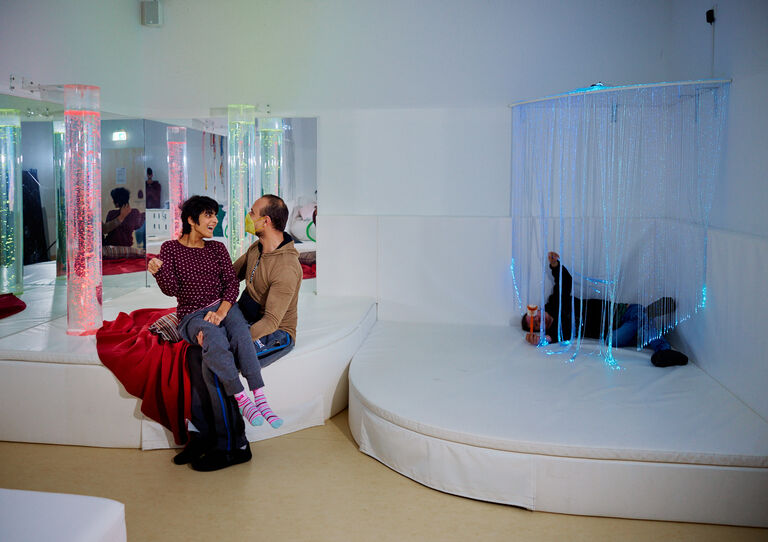 BTZ Maria-Rekker-Gasse: Snoezelen Raum: Kundin und Mitarbeiterin