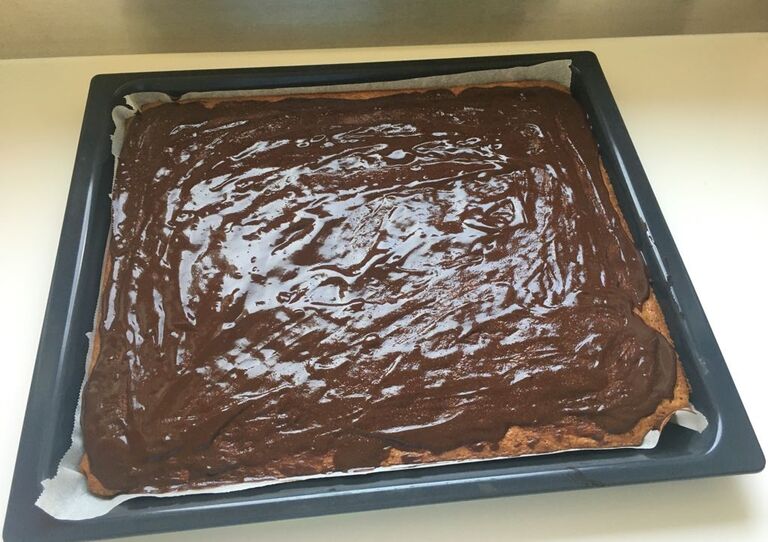 Fertiger Zucchinikuchen auf dem Bleck mit Schokolade.