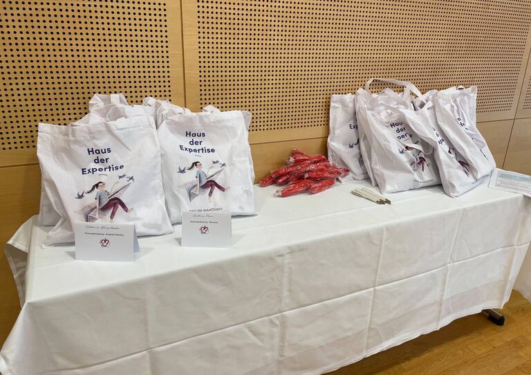 Einige HB Goodies, wie Stoffsackerl und anderes, die mit unseren Employer Branding Motiven gebrandet sind.