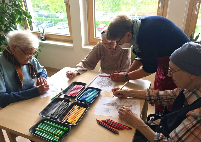 Silvia Edinger malt mit Bewohner*innen im Stephansheim.