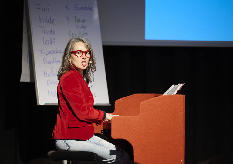 Betty O in Action: Thematisch passende Mundwerklieder