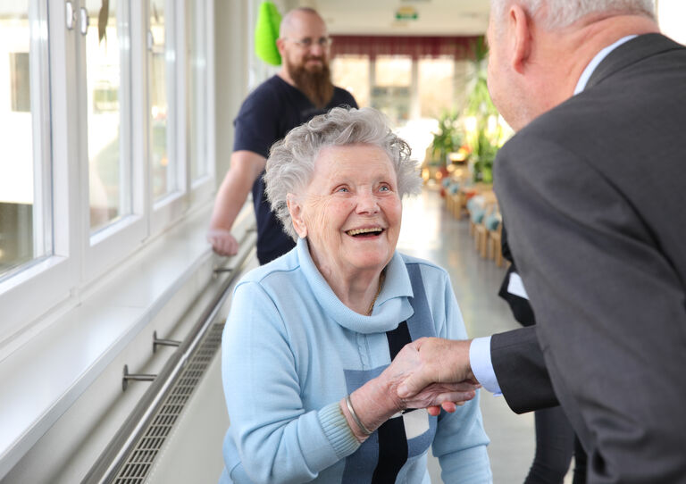 Stadtheim feiert Dachgleiche