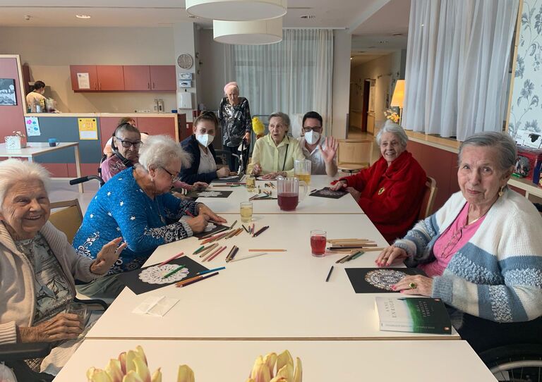 Malende Bewohnerinnen