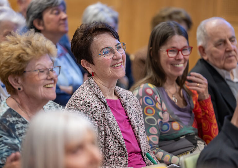 Publikumsaufnahme - lächelnde Teilnehmer*innen