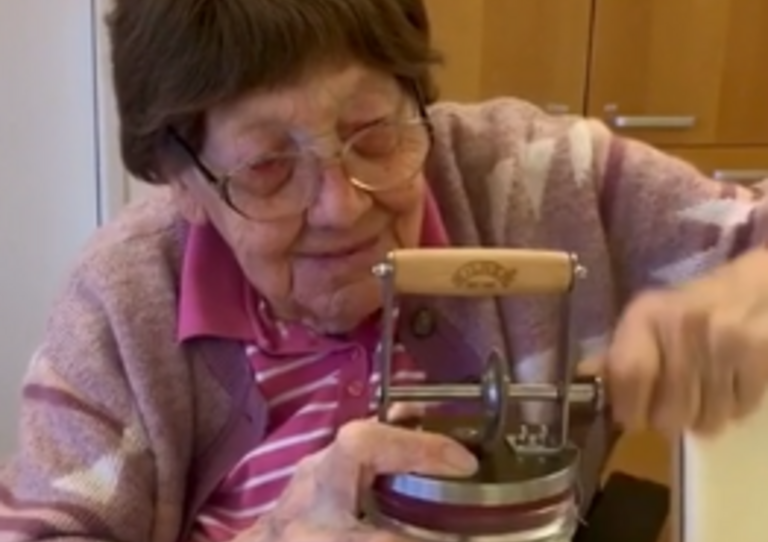 Bewohnerin schlägt Schlagobers mit der Maschine.