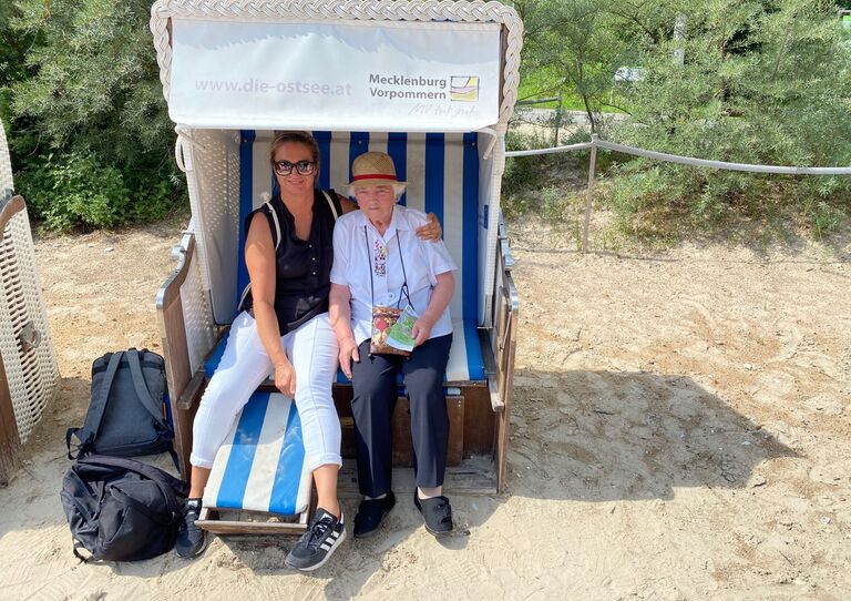 Eine Mitarbeiterin und eine Bewohnerin sitzen in einem Strandkorb