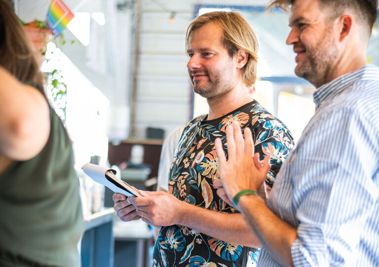 Zwei HABIT Kollegen seitlich stehend aufgenommen.