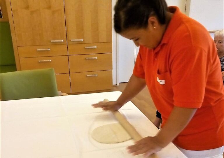 Mitarbeiterin Aizhan rollte den Teig aus.