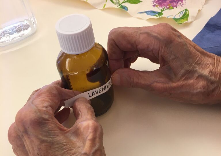 Die Flaschen werden mit Etiketten beklebt.