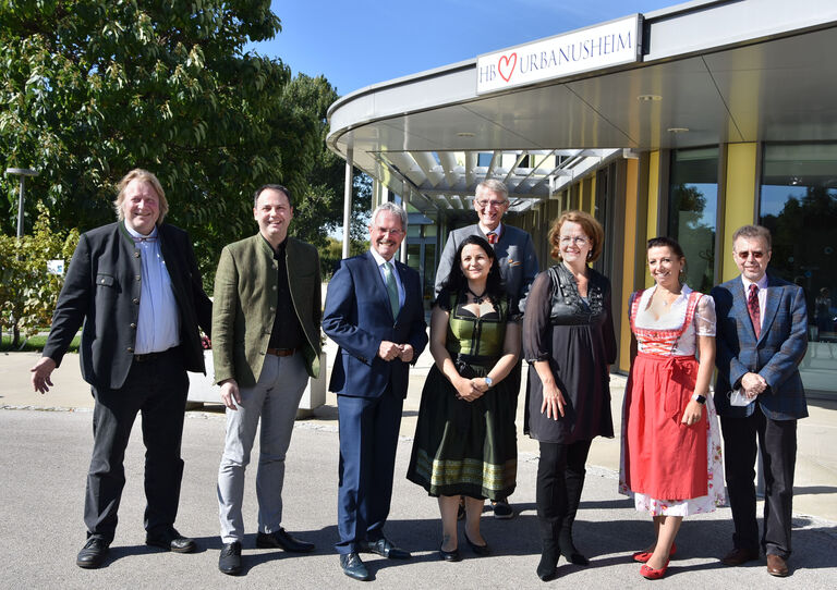 vlnr.: Bernd Kolo (Pfarrer), Gregor Kopa (Heimleiter), Karl Wilfing (Landtagspräsident), Tanja Glander (Pflegedienstleitung), Josef Fürst (Vizebürgermeister Poysdorf), Teschl-Hofmeister (Landesrätin), Renate Kraus (Geschäftsführerin), Christoph Gisinger (Institutsdirektor Haus der Barmherzigkeit)