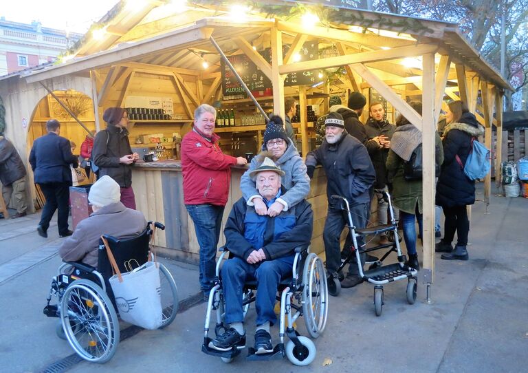 Die Bewohner*innen am Christkindlmarkt.