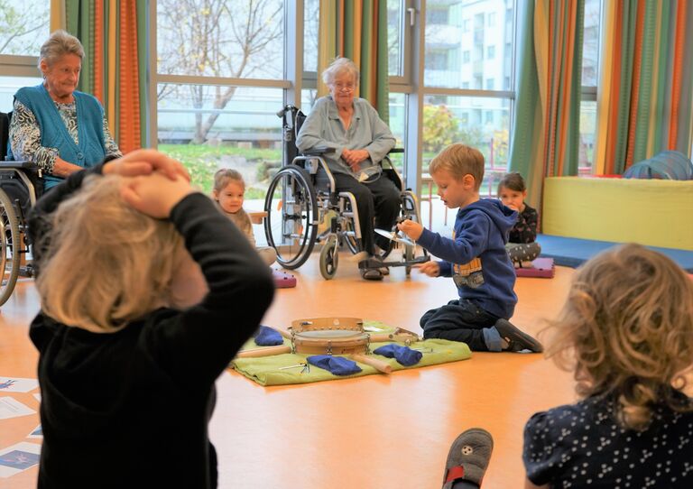 Bewohner*innen treffen Kinder aus dem Betriebskindergarten