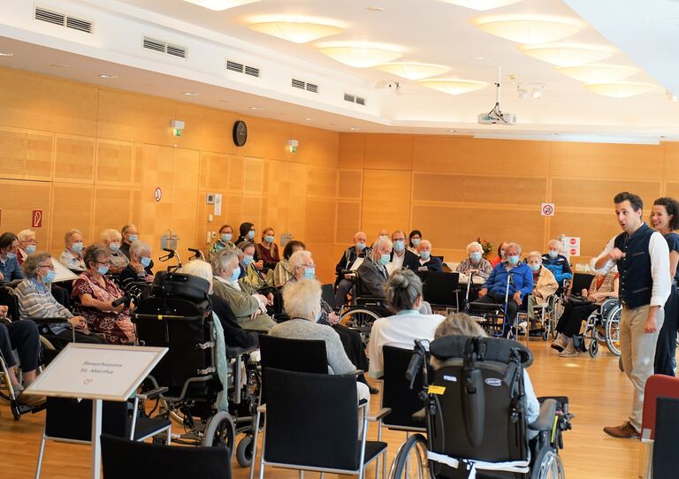 Das Gesangsduo vor Publikum