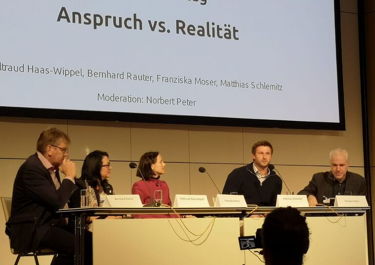 Pflegedienstleiter Matthias Schlemitz am Podium gemeinsam mit Geriatrischen Gesundheitszentren Graz Waltraud Haas-Wippel, Pflegedirektor der KABEG Bernhard Rauter und Pflegedirektion des Uniklinikums Salzburg Franziska Moser