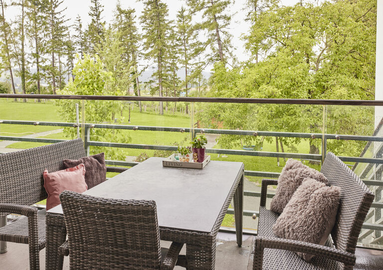 Terrasse mit Gartenmöbeln der HABIT WG Clementinum mit Blick ins Grüne