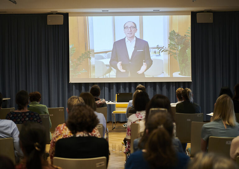 Gesundheitsminister Johannes Rauch sendet eine virtuelle Grußbotschaft.