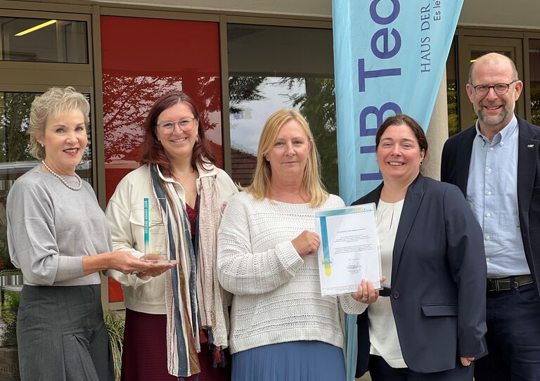 vlnr.: Marion Krejci (HYGline, Gründerin), Renate Schwarz, Ruth Zehenthofer (HB Pflegeheim Am Maurer Berg – St. Josef), Petra Kos (HYGline), Harald Sidak (HB Geschäftsführer Wien) vlnr.: Marion Krejci (HYGline, Gründerin), Renate Schwarz, Ruth Zehenthofer (HB Pflegeheim Am Maurer Berg – St. Josef), Petra Kos (HYGline), Harald Sidak (HB Geschäftsführer Wien)