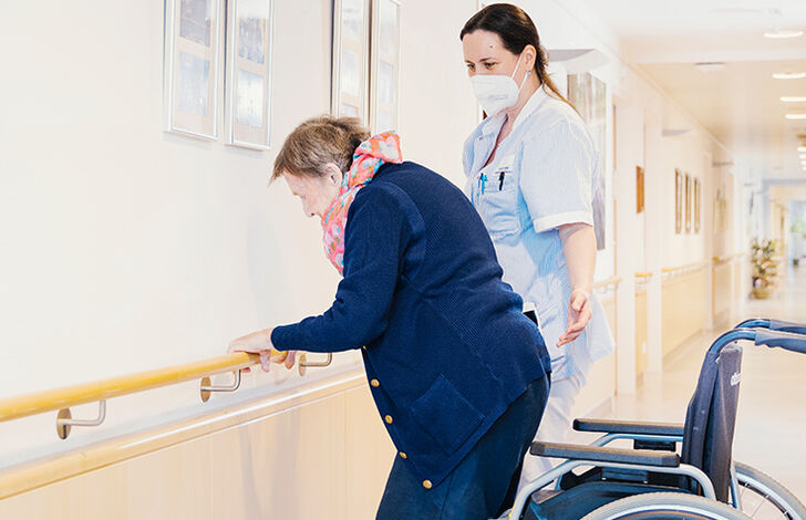 Nadja Ernhofer steht nach ihrer Kniebeuge