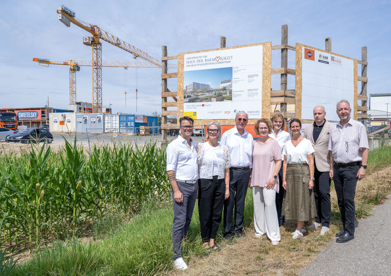 vlnr.: Markus Mattersberger, Anita Grafeneder, Gerald Stohlmann, Landerätin Christiane Teschl-Hofmeister, Aloisia Schoisengeier, Veronika Schauer, Roland König, Bürgermeister Johannes Hölzl | Copyright: NLK/Filzwieser vlnr.: Markus Mattersberger, Anita Grafeneder, Gerald Stohlmann, Landerätin Christiane Teschl-Hofmeister, Aloisia Schoisengeier, Veronika Schauer, Roland König, Bürgermeister Johannes Hölzl | Copyright: NLK/Filzwieser