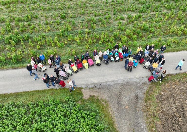 Alle Teilnehmer*innen vom Ausflug von oben mit einer Drohne fotografiert