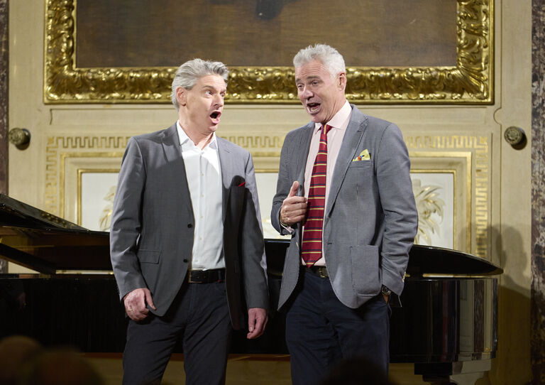 Peter Edelmann trat mit befreundeten Künstler*innen auf, darunter auch Paul-Armin Edelmann (links) Peter Edelmann trat mit befreundeten Künstler*innen auf, darunter auch Paul-Armin Edelmann (links)