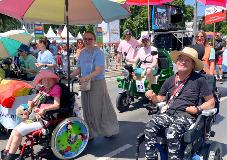 Unsere HABIT Kund*innen begleiteten uns bei der Wiener Regenbogenparade Unsere HABIT Kund*innen begleiteten uns bei der Wiener Regenbogenparade
