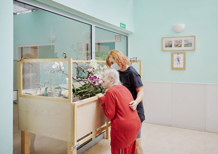 WG Maria-Rekker-Gasse 2 Kundin und Mitarbeiterin am Hochbeet