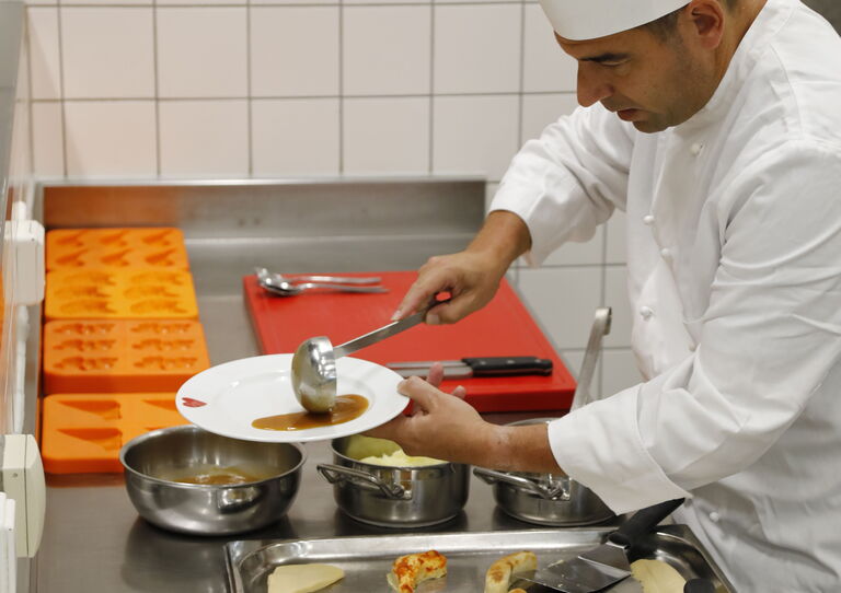 Michael Buchegger von der SANA Qualitätssicherung bekocht unsere Bewohner*innen