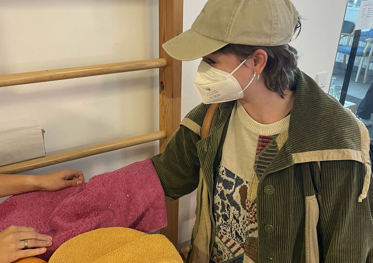 Besucherin erfühlt bestimmte Figuren