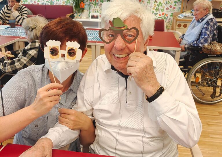 Bewohner*innen feiern Oktoberfest im HB Am Mauter Berg - St.Josef